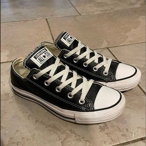 Converse Chuck Taylor All Star Leather Sneakers Women’s Size 6 Great Condition